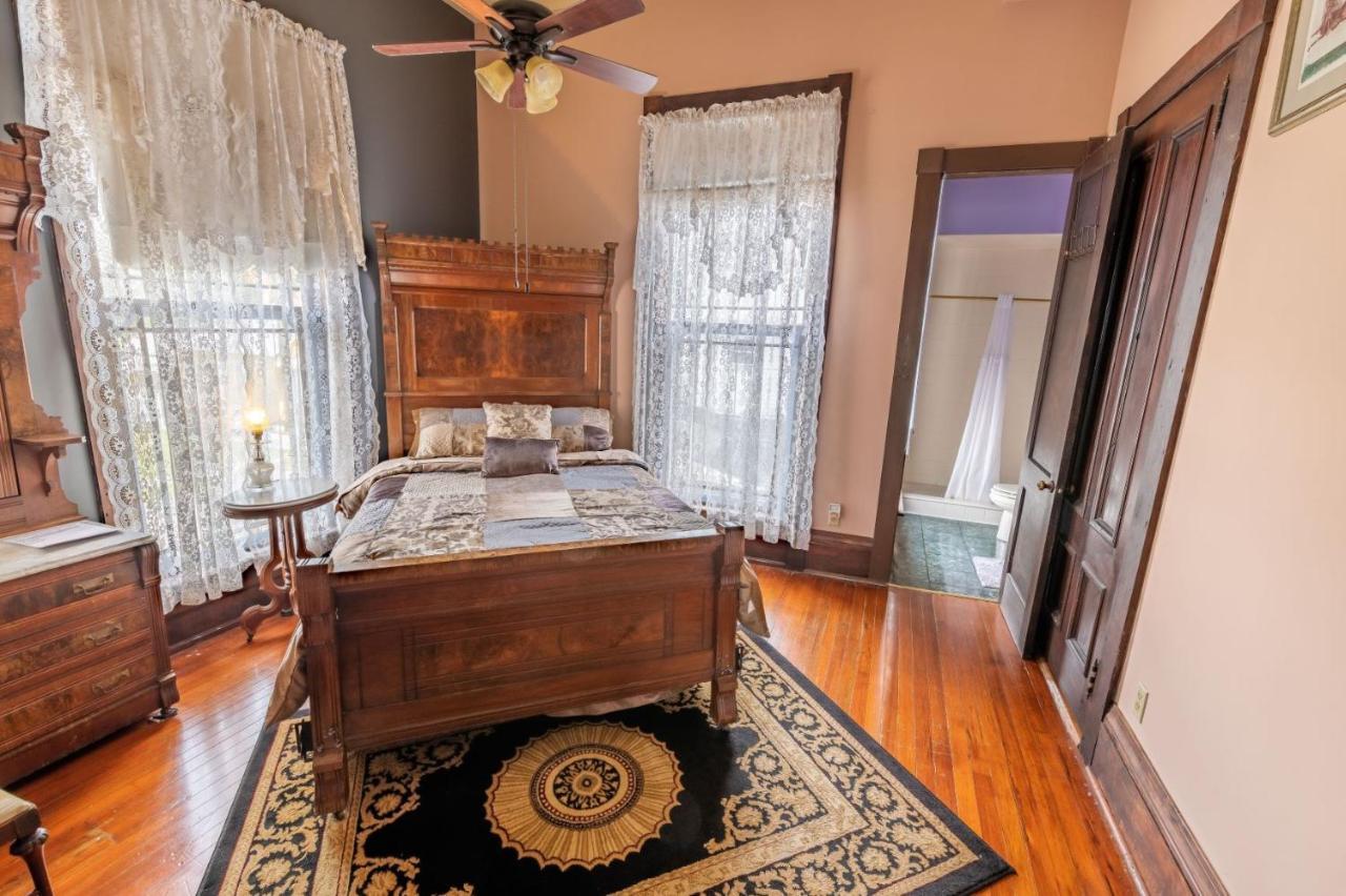 Grand Gables Inn Палатка Екстериор снимка