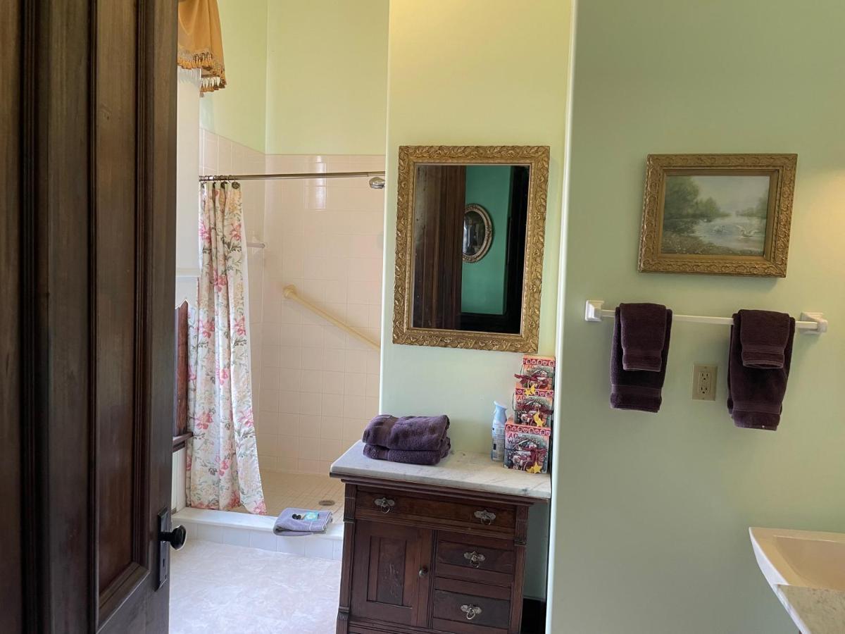 Grand Gables Inn Палатка Екстериор снимка