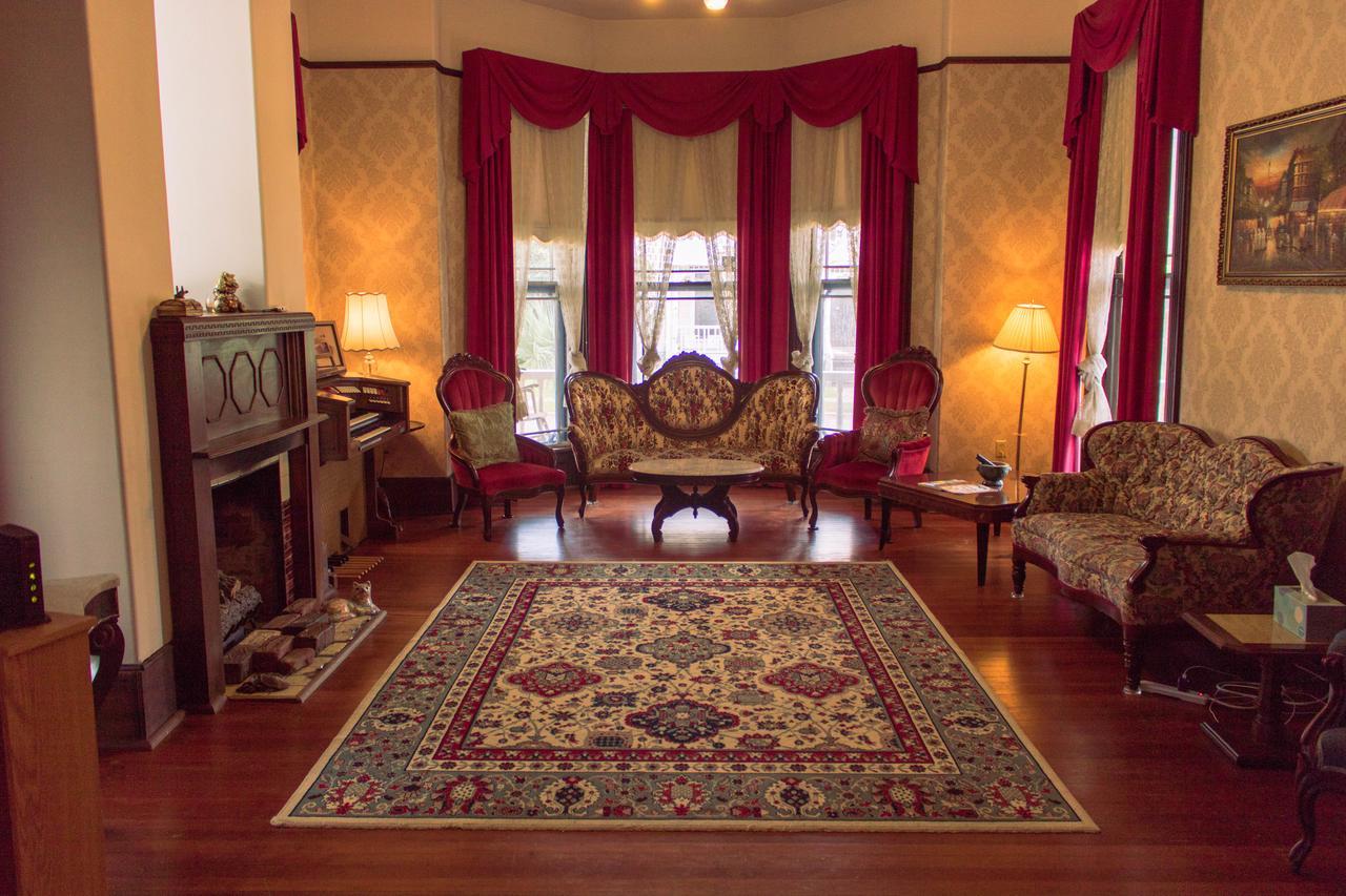 Grand Gables Inn Палатка Екстериор снимка