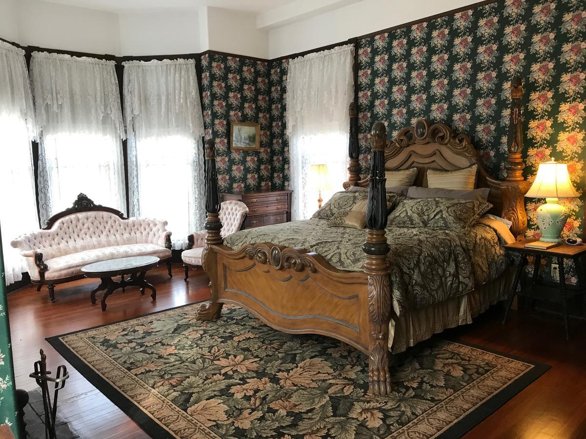 Grand Gables Inn Палатка Екстериор снимка